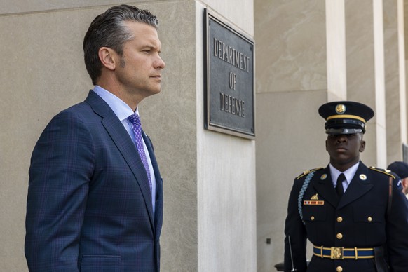 epa12238064 US Secretary of Defense Pete Hegseth waits for the arrival of German Minister of Defense Boris Pistorius at the Pentagon in Arlington, Virginia, USA, 14 July 2025. The two Defense chiefs a ...