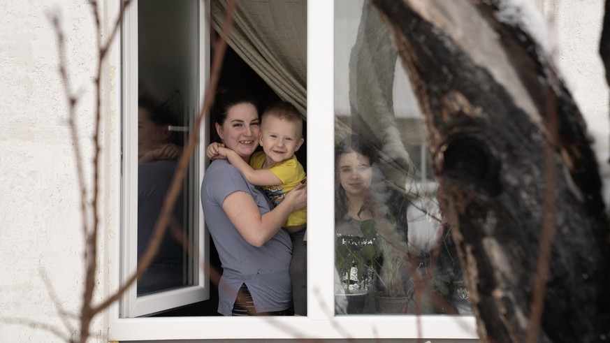 Das Zuhause der ukrainischen Familie Sajka in Moschun bei Kyjiw wurde bei Kämpfen schwer beschädigt, und sie musste fliehen. Nach der Rückkehr unterstützte Helvetas sie beim Isolieren des Hauses und d ...