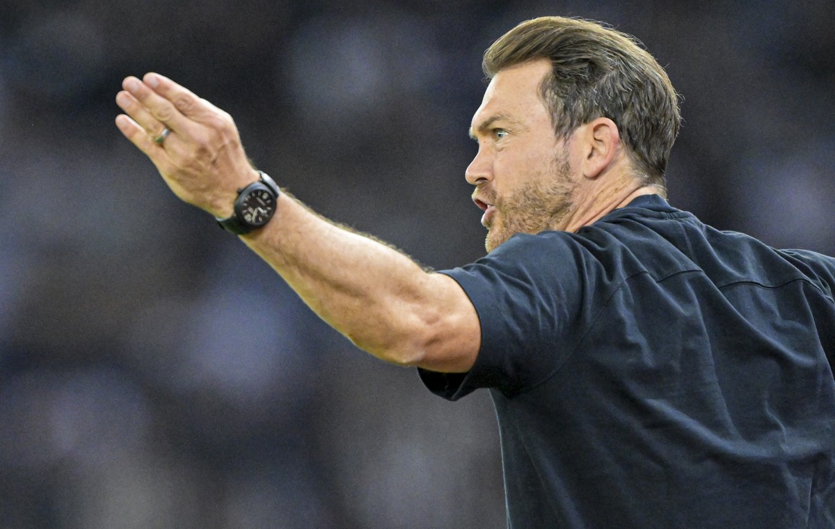 Trainer Stephan Lichtsteiner (FCB) beim Fussballspiel der Super League zwischen dem FC Zuerich (FCZ) und dem FC Basel (FCB), am Samstag, 22. August 2026 im Stadion Letzigrund in Zuerich. (KEYSTONE/Gia ...