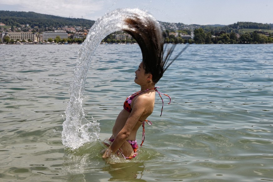 Eine junge Frau geniesst das Baden im Zuerichsee, am Dienstag, 21. Juli 2009 in Zuerich. (KEYSTONE/Alessandro Della Bella)