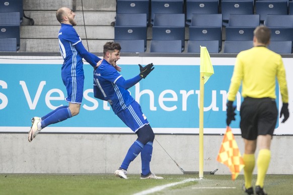 Valeriane Gvilia, links, und Pascal Schuerpf, mitte, von Luzern feiern das 1:0 beim Super League Meisterschaftsspiel zwischen dem FC Luzern und dem FC Thun vom Sonntag 25. Februar 2018 in Luzern. (KEY ...