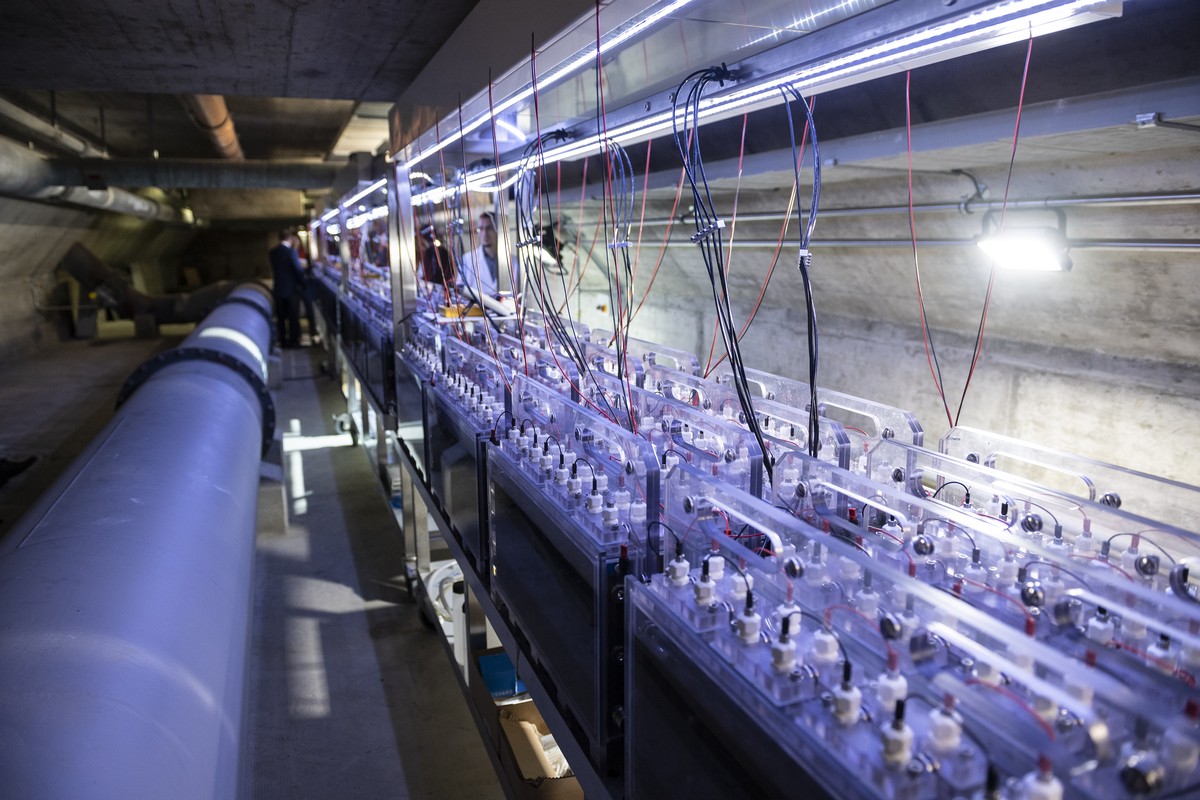 Une imposante pile a combustible microbienne de 1000 litres et 12 metres de long photographiee a la station d’epuration de Chateauneuf, lors d'une presentation a la presse par la HES-SO Valais-Wa ...