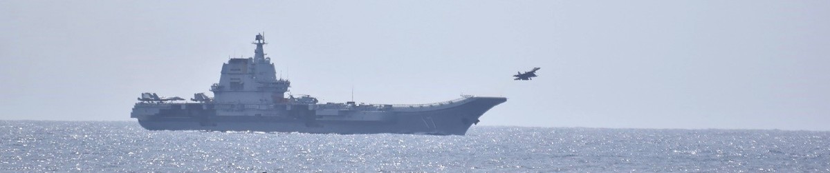 Un décor de guerre: un porte-avions chinois au large de Taïwan.