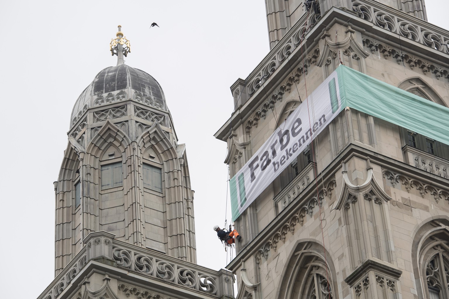 Das Banner am Grossmünster-Turm.&nbsp;