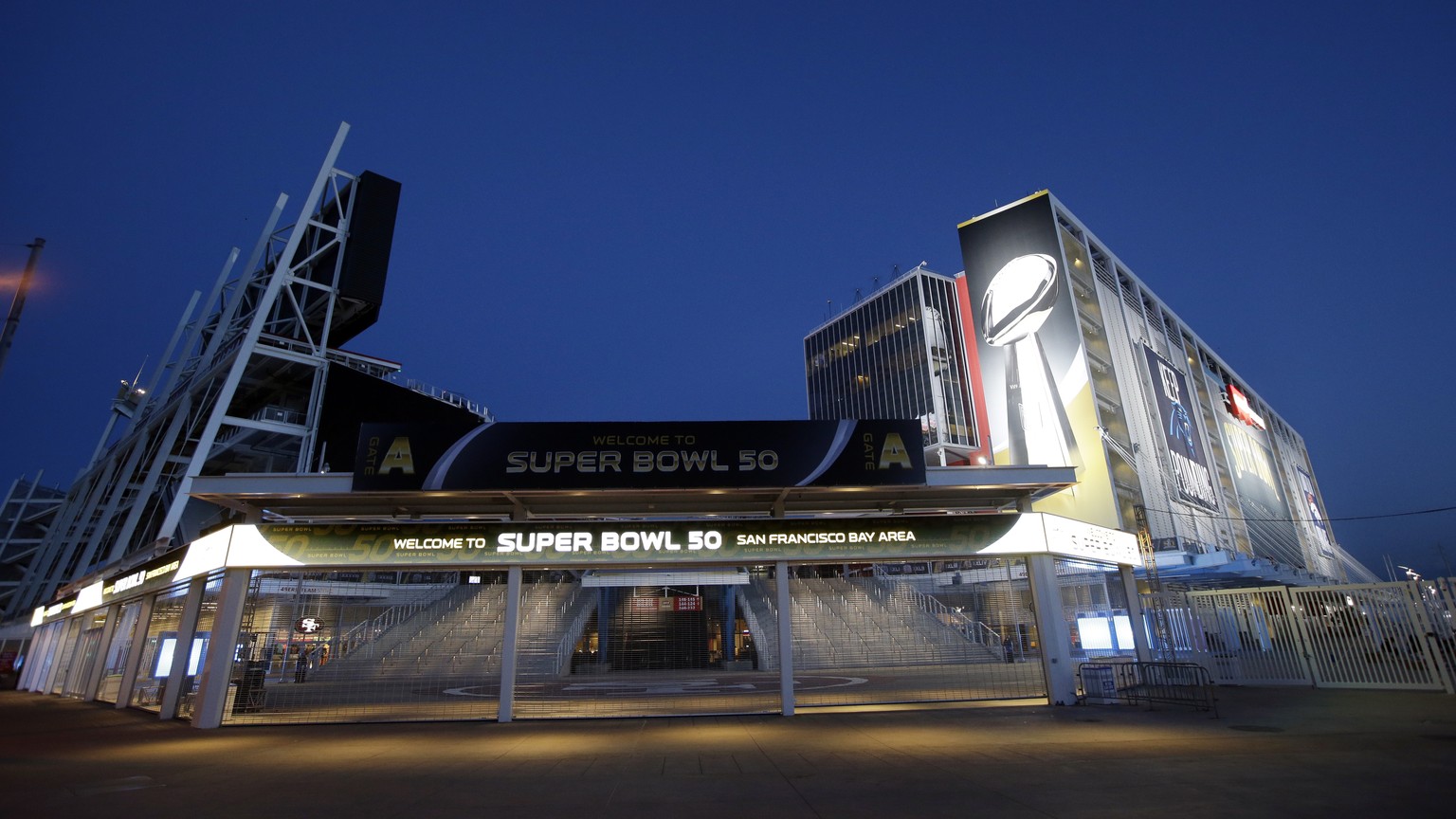 Im Levi's Stadium in Kalifornien geht es zwischen den Panthers und den Broncos zur Sache.