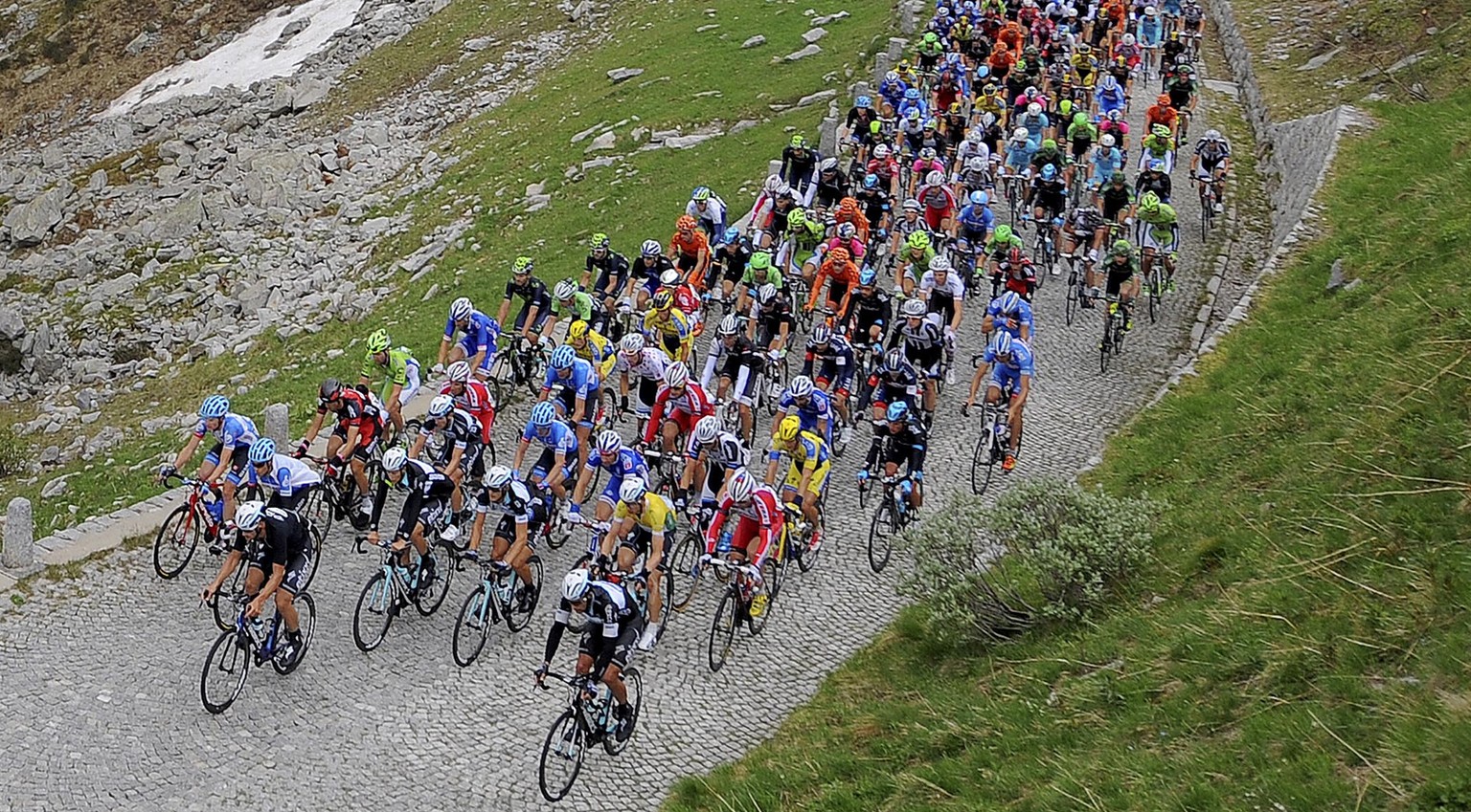 Das Feld quält sich die Tremola hoch – wie im letzten Jahr steht der Anstieg auf den Gotthard auch heuer auf dem Programm.