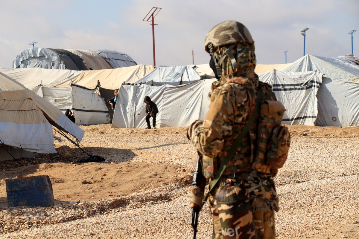 epa11108391 A fighter of Syria Democratic Forces (SDF) stands guard during a search operation inside the al-Hol camp for refugees in al-Hasakah governorate, northeastern Syria, 27 January 2024. The SD ...