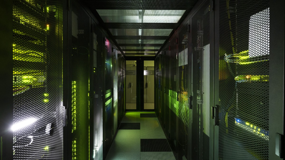 AVIS --- ZUM RECHENZENTERDIENSTLEISTER "DIGITAL REALTY" STELLEN WIR IHNEN FOLGENDES BILD ZUR VERFUEGUNG. WEITERE BILDER FINDEN SIE AUF visual.keystone-sda.ch --- Server-Racks mit Gittertuer  ...