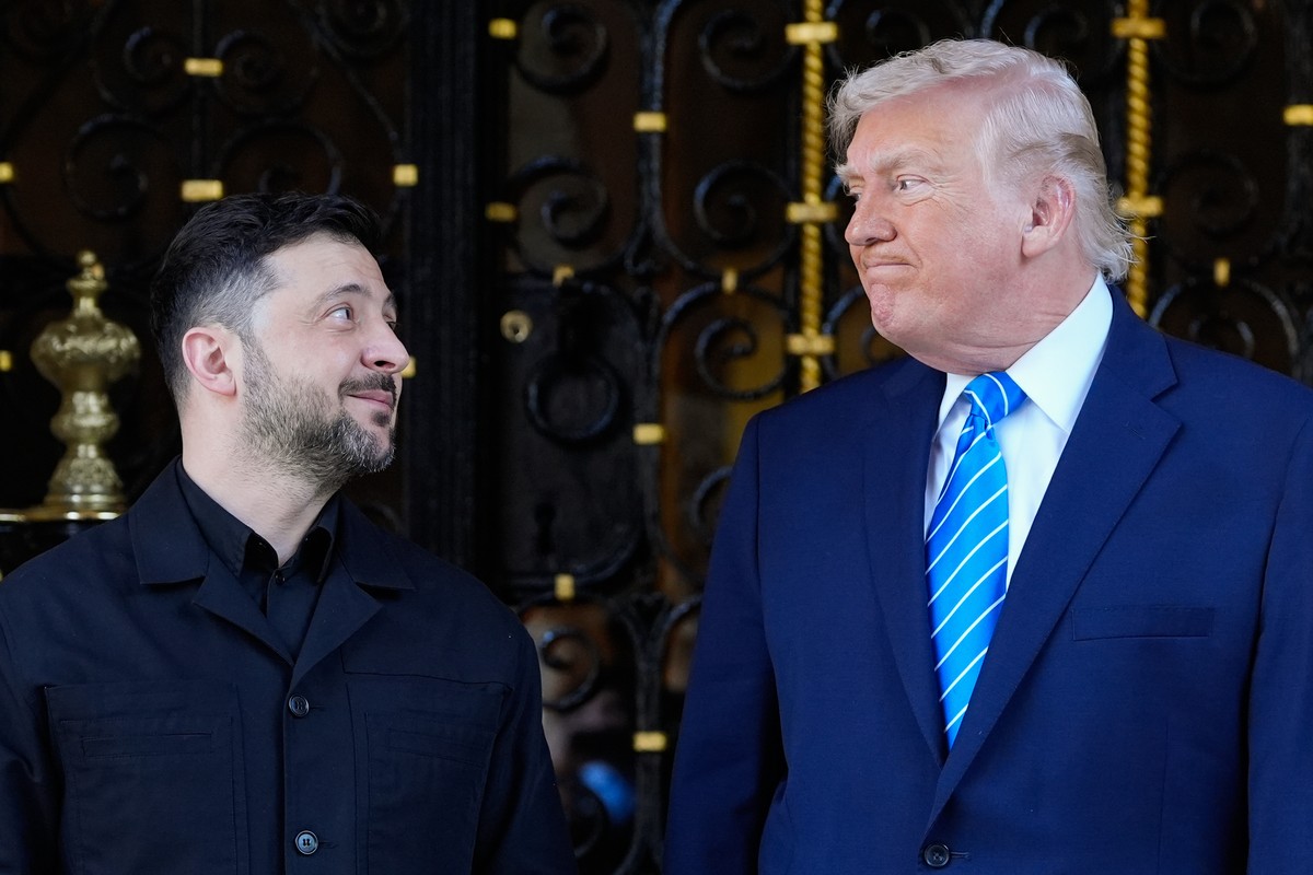 FILE - U.S. President Donald Trump greets Ukrainian President Volodymyr Zelenskyy at his Mar-a-Lago resort in Palm Beach, Florida, Dec. 28, 2025. (AP Photo/Alex Brandon, File)
Donald Trump,Volodymyr Z ...