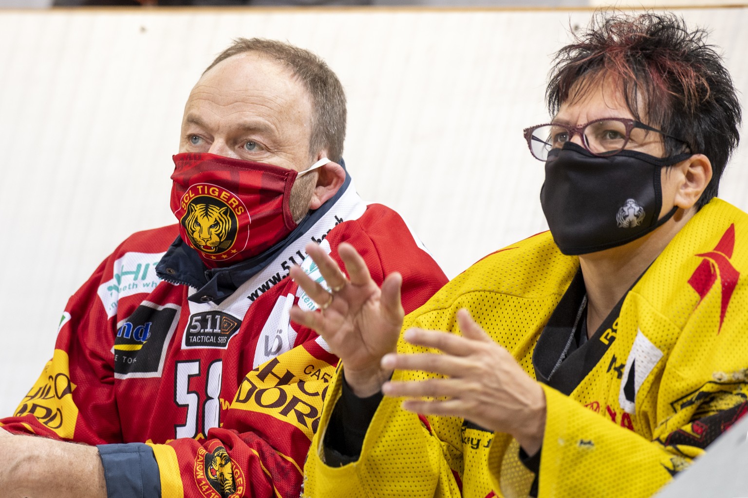 Tigers Fans mit Masken, waehrend dem Meisterschaftsspiel der National League, zwischen den SCL Tigers und dem EHC Biel, am Samstag 10. Oktober 2020 im Ilfisstadion in Langnau. (KEYSTONE /Marcel Bieri)