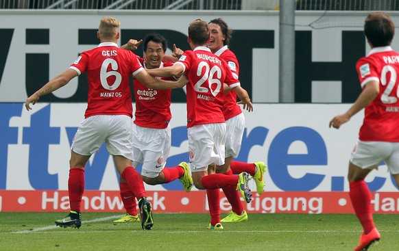 Doppeltorschütze Okazaki feiert den Ausgleich. Es ist das 26. Tor für Okazaki in der Bundesliga. Kein Japaner traf bisher öfters (Yasuhiko Okudera traf ebenfalls 26-mal).