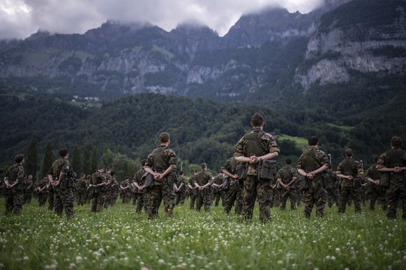 Soldaten bei der Faehnenuebergabe des Infateriebataillons 65 der Schweizer Armee, am Dienstag, 16. Juni 2020, in Walenstadt. Das Bataillon beendet heute als letztes der Schweizer Armee den Assistenzdi ...
