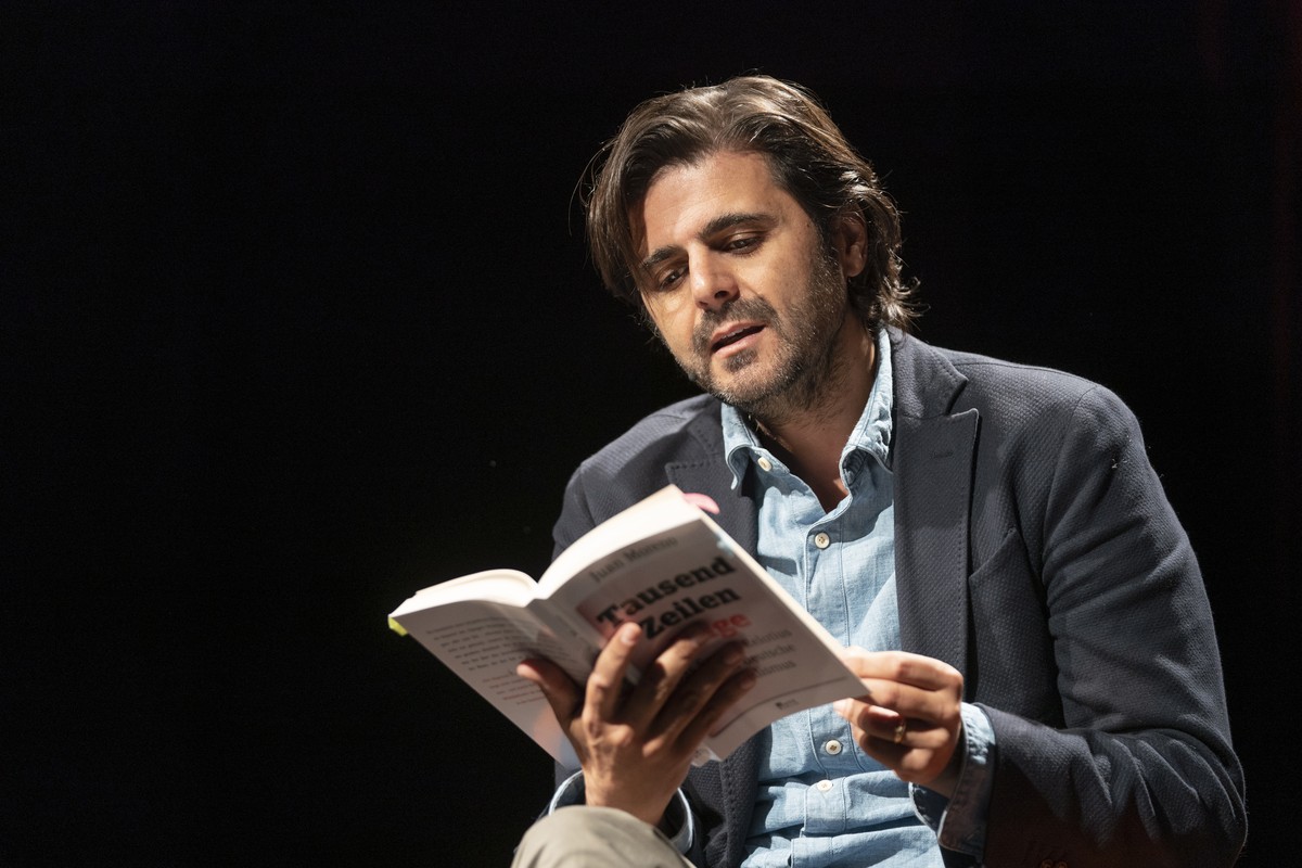 epa07860640 German journalist Juan Moreno reads from his book 'Tausend Zeilen Luege' (lit. Thousand Lines Lie) during the recording of a TV program in Berlin, Germany, 22 September 2019. Ger ...