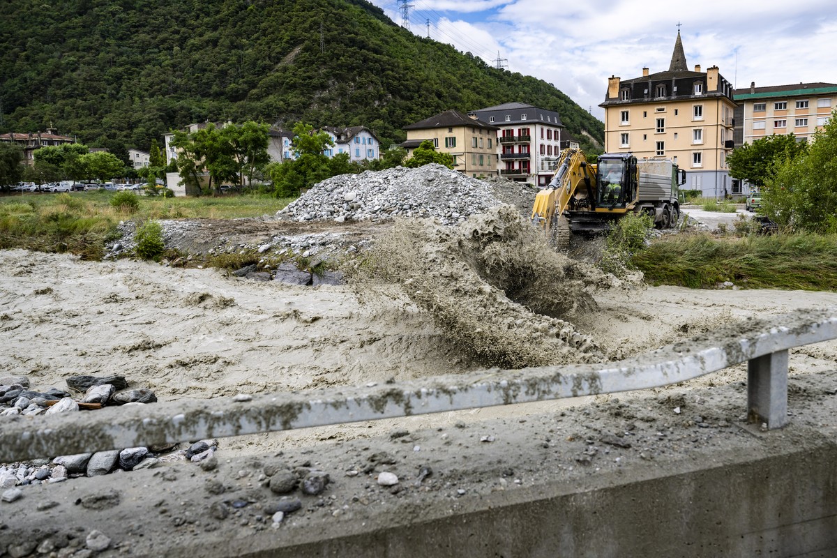 Une pelleteuse enleve des pierres dans le lit de la riviere la Navizence qui se jette dans le Rhone le samedi 22 juin 2024 a Chippis en Valais. Le niveau d'eau du Rhone a baisse pendant la nuit e ...