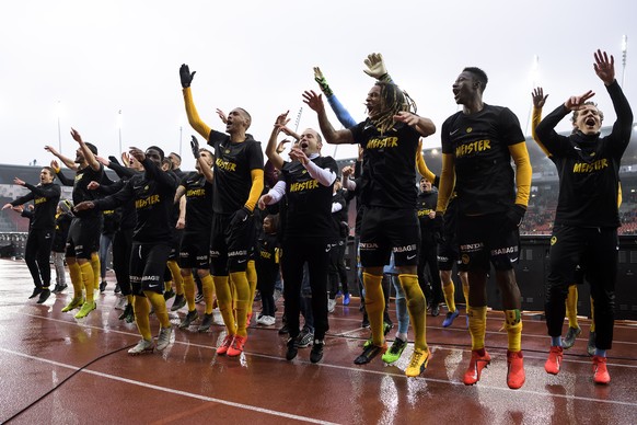 YB Spieler und staff jubeln nach dem Fussball Meisterschaftsspiel der Super League zwischen dem FC Zuerich und dem BSC Young Boys, im Stadion Letzigrund in Zuerich, am Sonntag, 14. April 2019. (KEYSTO ...