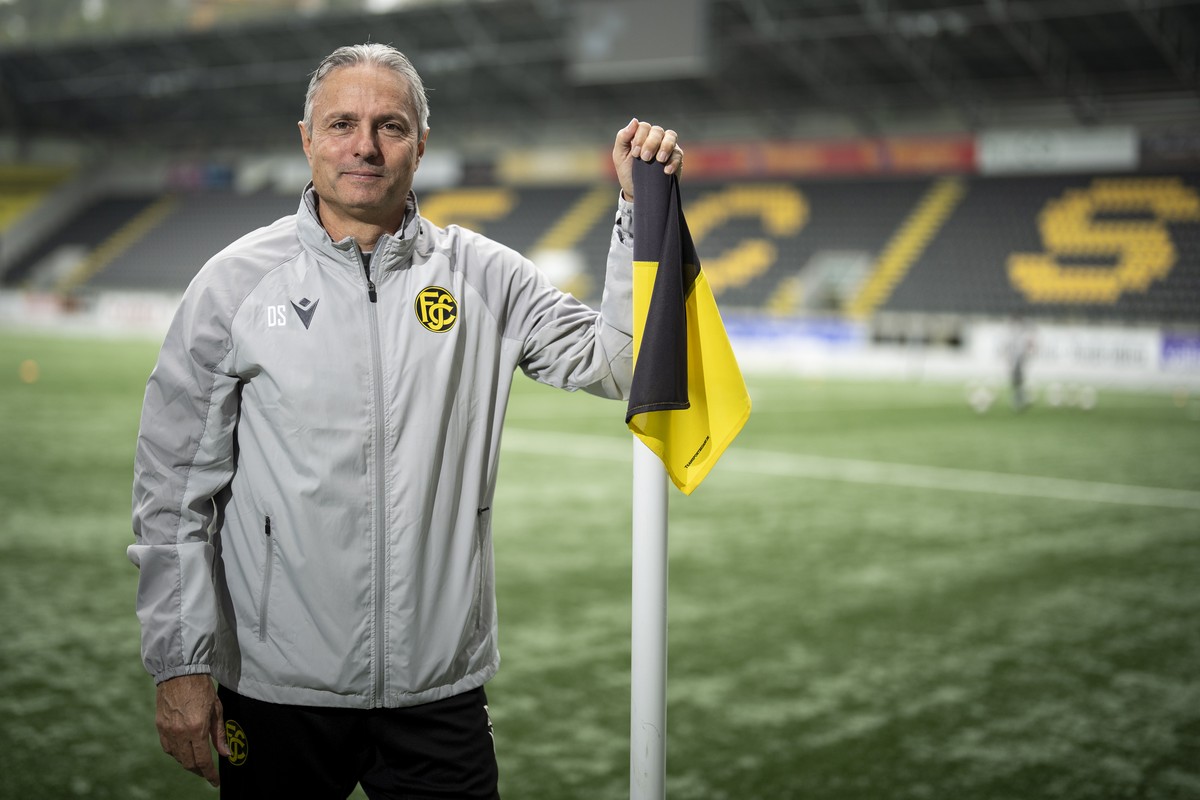 Der Schaffhauser Cheftrainer David Sesa posiert fuer ein Portrait nach einem Training vor dem Cup 1/16-Final Spiel zwischen dem FC Schaffhausen und dem FC Thun am Mittwoch, 14. Oktober 2026 in der FCS ...
