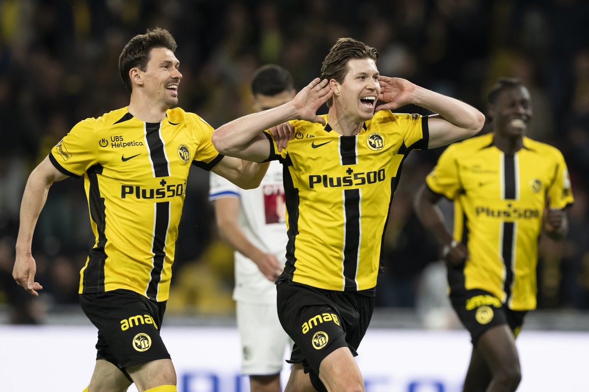 Cedric Itten (YB), Mitte, jubelt nach dem ersten Tor 2-1 mit Christian Fassnacht (YB), links, im Fussball Meisterschaftsspiel der Swiss Super League zwischen BSC Young Boys, YB, und Luzern, FCL, vom D ...