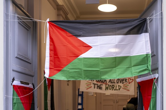 Studierende besetzen das Bernoullianum (Departementsgebaeude der Universitaet) in Basel, am Montag, 13. Mai 2024. Sie fordern einen Waffenstillstand in Gaza und rufen dazu auf, die Hochschule solle ih ...
