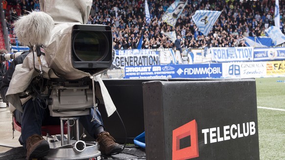 ARCHIV --- ZUR MELDUNG, DASS DIE WEKO FUER SWISSCOM EINE HOHE BUSSE FORDERT, STELLEN WIR IHNEN FOLGENDES BILD ZUR VERFUEGUNG --- Un cameraman de la television, TV, Teleclub filme la rencontre de footb ...