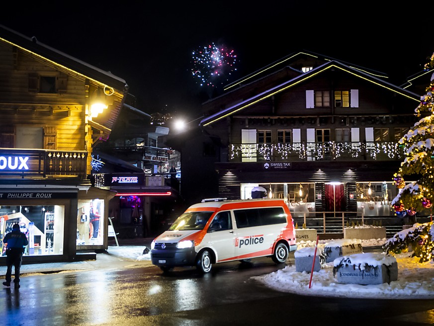 Die Walliser Kantonspolizei patrouillierte in der Nacht auf Freitag durch das Zentrum von Verbier VS, um etwa die Einhaltung der Coronavirus-Beschr