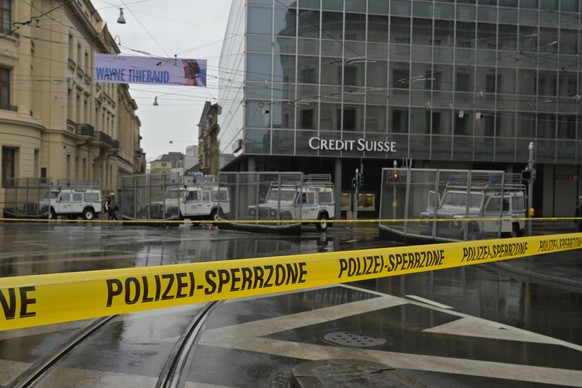 Die Polizei hat die Strasse zur Innenstadt abgesperrt vor einer Kundgebung zum Tag der Arbeit in Basel, am Montag, 1. Mai 2023. (KEYSTONE/Georgios Kefalas)