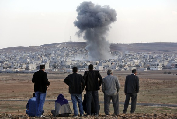 Bewohner von Kobane beobachten Luftangriffe auf IS-Stellungen. (Archivbild vom&nbsp;22. Oktober 2014)