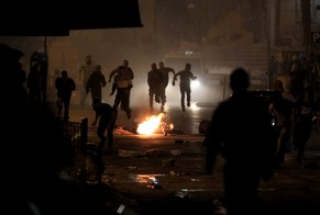 Palästinenser fliehen am frühen Sonntagmorgen vor den gewalttätigen Auseinandersetzungen mit den Soldaten.&nbsp;
