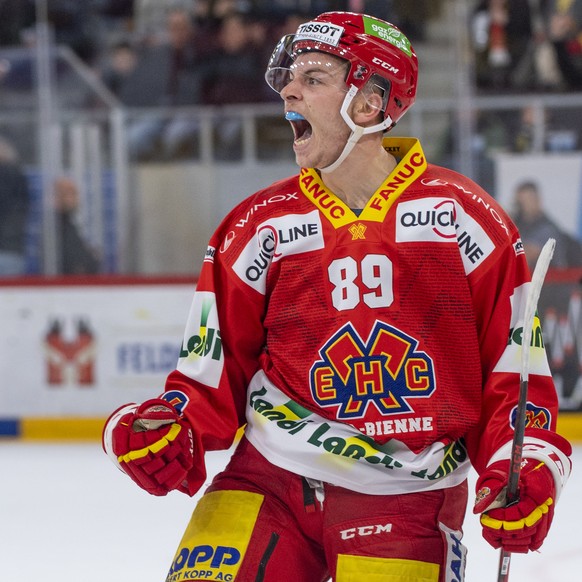 Biels Tino Kessler, Torschuetze zum 2:1, jubelt waehrend dem Qualifikationsspiel der National League zwischen dem EHC Biel und dem SC Bern, am Freitag, 5. November 2021, in der Tissot Arena in Biel. ( ...