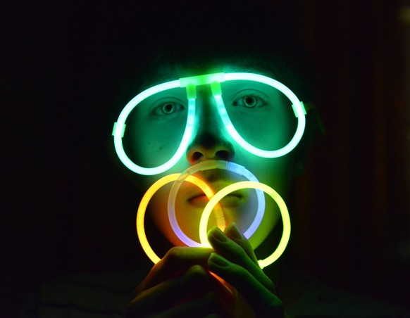 Bildnummer: 60744935 Datum: 09.10.2013 Copyright: imago/Sch�ning Kind, Spiel, Leuchtst�be Kind Spiel Leuchtst�be Symbolfoto Model released xdp x0x 2013 quer model released Symbolfoto Brille Chemolumin ...