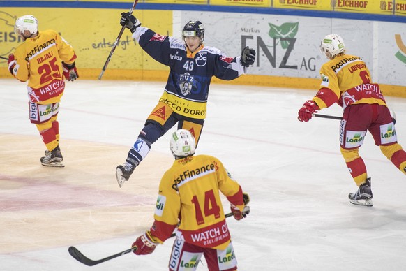 Carl Klingberg, links, von Zug im Spiel gegen Jason Fuchs, rechts, von Biel beim Eishockey Meisterschaftsspiel in der Qualifikation der National League zwischen dem EV Zug und dem EHC Biel vom Freitag ...