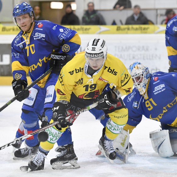 Enzo Corvi, links, und Goalie Gilles Senn von Davos, rechts, gegen Ryan Lasch von Bern, Mitte, beim Eishockey-Qualifikationsspiel der National League A zwischen dem HC Davos und SC Bern, am Freitag, 1 ...