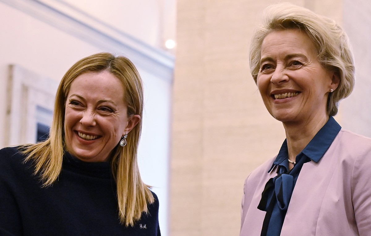 epa10396814 Italian Premier Giorgia Meloni (L) receives the President of the European Commission Ursula von der Leyen ahead of their meeting at Palazzo Chigi, Rome, Italy, 09 January 2023. Meloni will ...