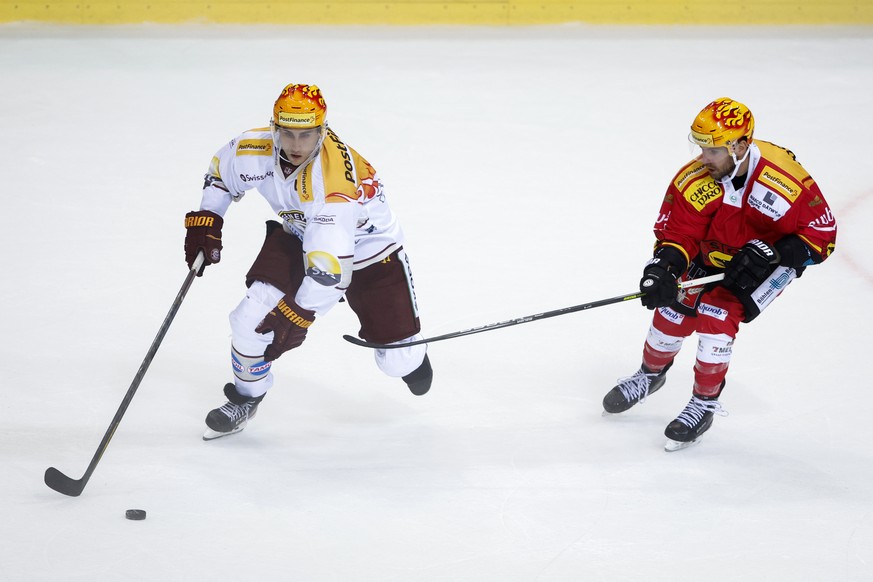 Berns PostFinance Topscorer Christopher DiDomenico, rechts, und Servettes PostFinance Top Scorer Valtteri Filppula in Aktion, im Eishockey Meisterschaftsspiel der National League zwischen dem SC Bern  ...