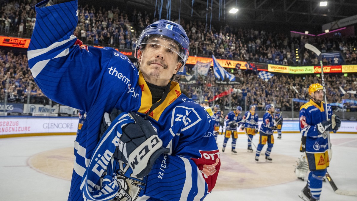 Reto Suri von Zug nach der Niederlage und seinem letzten Spiel seiner Karriere beim Eishockey Playoff 1/2 Final, Spiel 4 der National League zwischen dem EV Zug und den ZSC Lions am Montag, 8. April 2 ...