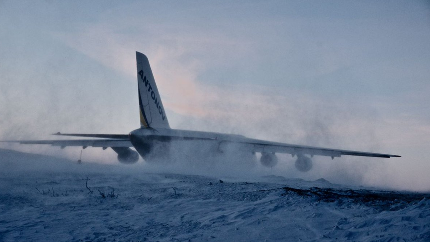 Eine Antonow An-124 landet in Iqaluit: An Bord befindet sich Hilfe für die gestrandete Swiss-Maschine.