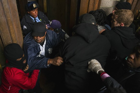 Polizisten hindern die Demonstranten daran, das Rathaus von St. Louis zu stürmen.&nbsp;