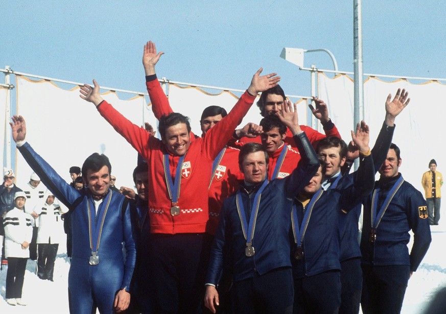 Siegerehrung Vierer-Bob an den Olympischen Winterspielen in Sapporo 1972: Gold fuer die Schweiz mit dem (Jean) Wicki-Vierer. Die 'goldenen Tage von Sapporo' sind in der Schweiz bis heute ein ...