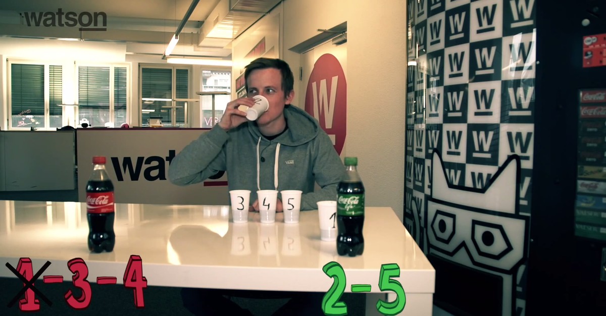 Nur in Becher Nummer 2 und 5 befindet sich das neue Cola. watson-Mitarbeiter Corsin Manser tut sich beim Erkennen eher schwer.