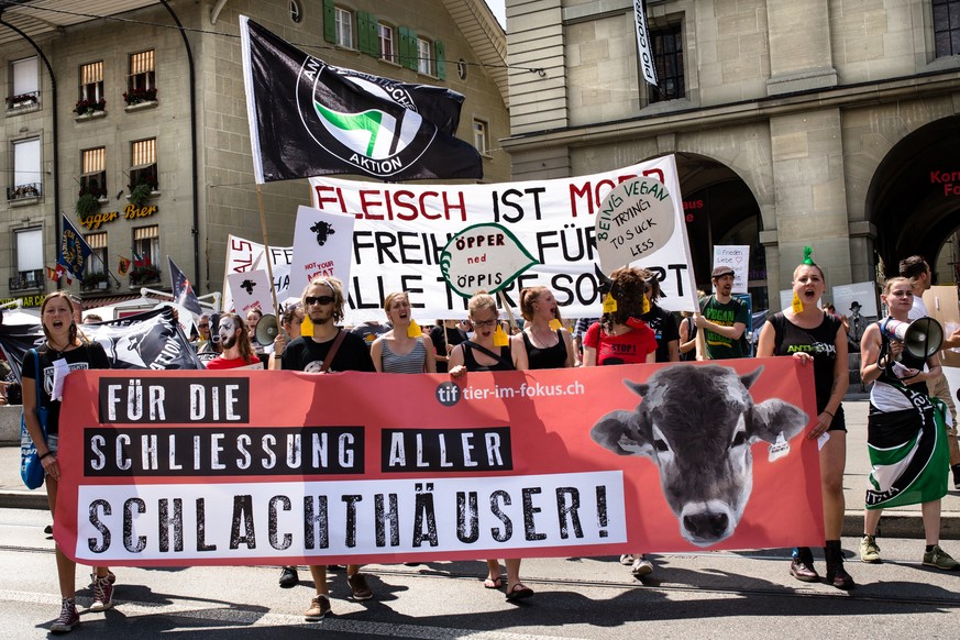 Auf einem Demonstrationszug zwischen Waisenhaus- und Rathausplatz skandierten die Teilnehmer Parolen wie «Tiere haben Rechte».