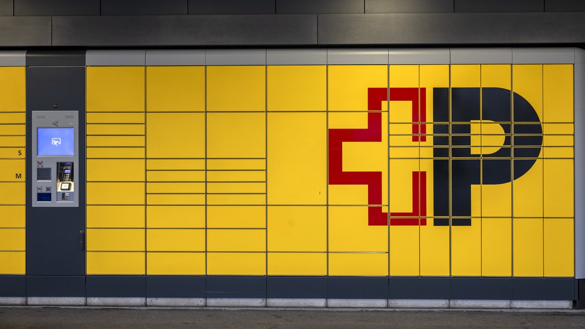 Sicht auf eine Paketstation in der neuen Vorzeigefiliale PostParc, am Montag, 20. November 2023, in Bern. Taeglich wird diese Filiale von 2200 Kundinnen und Kunden besucht. Das Herzstueck ist der Bald ...