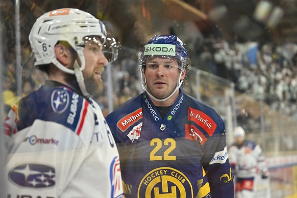 Yannick Weber (ZSC), links, und Brendan Lemieux (HCD) beim zweiten Eishockey Playoff Halbfinalspiel der National League zwischen dem HC Davos und den ZSC Lions, am Dienstag, 1. April 2025, in der zond ...