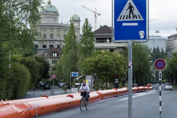 Am Sonntag stieg der Flusspegel gefährlich hoch an. Schutzdämme wurden im Mattenquartier provisorisch aufgebaut.