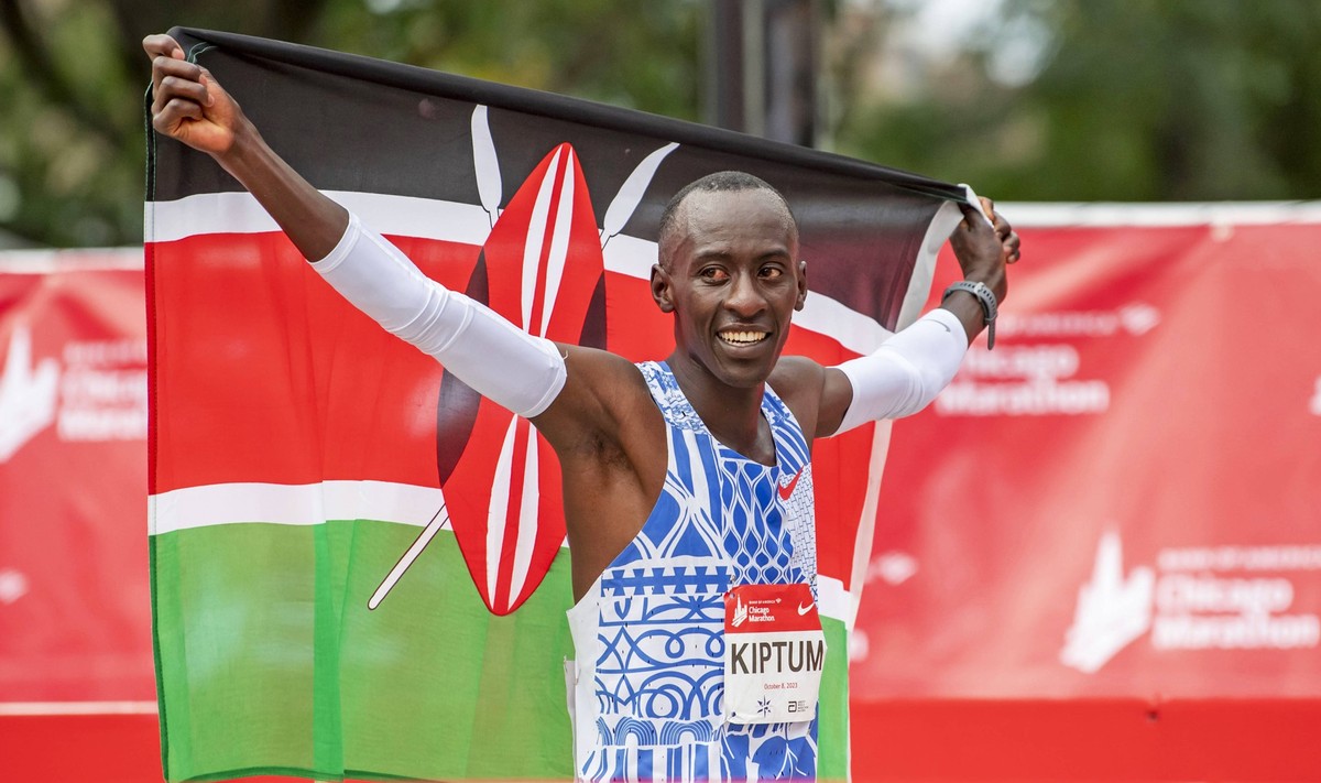 Running: Chicago Marathon Oct 8, 2023 Chicago, IL, USA Kelvin Kiptum KEN celebrates after finishing in a world record time of 2:00:35 to win the Chicago Marathon at Grant Park. Chicago IL USA, EDITORI ...