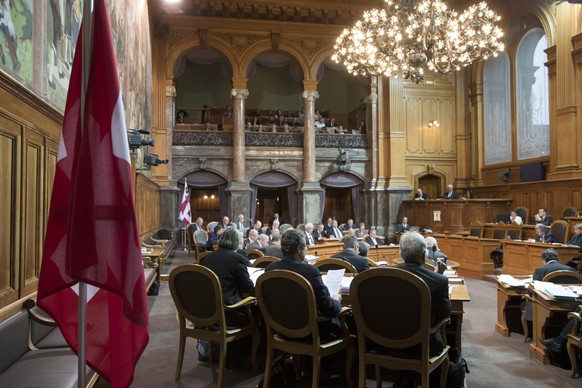 Staenderaete debattieren am Montag, 1. Dezember 2014, waehrend der Wintersession der Eidgenoessischen Raete in Bern. (KEYSTONE/Peter Klaunzer)