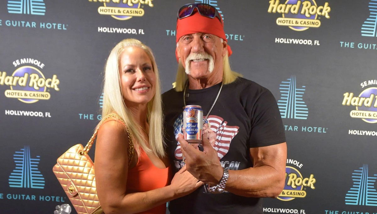 Hulk Hogan avec sa troisième épouse, Sky Daily. Ils se sont mariés en septembre 2023.