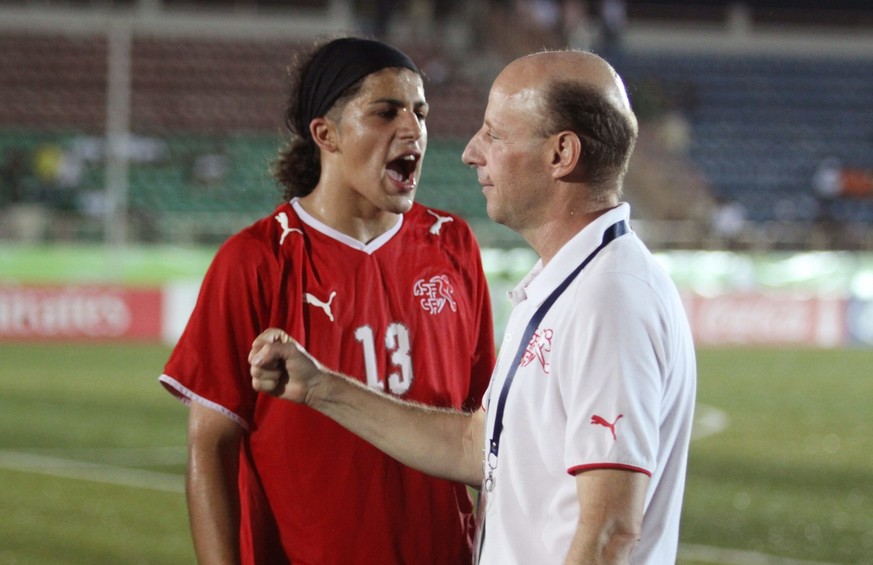 Switerland&#039;s Ricardo Rodriguez, left, and coach Dany Ryser celebrate their 2-1 over Italy at their U17 World Cup quarter-final soccer match in Ijebu Ode, Nigeria Sunday, Nov. 8, 2009. (KEYSTONE/A ...