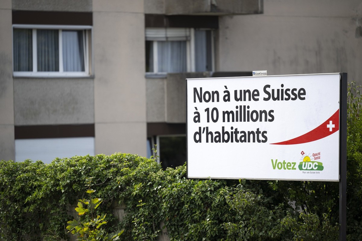 Une affiche electorale du parti, UDC, Union Democratique du Centre, avec comme slogan "Non a une Suisse a 10 millions d'habitants" votez UDC lors la campagne pour les elections federale ...