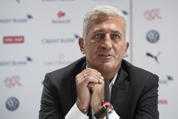 Vladimir Petkovic, Trainer der Schweizer Fussball Nationalmannschaft spricht an einer Medienkonferenz ueber die sportlichen Zukunftsplaene beim Schweizerischen Fussballverband SFV, am Freitag, 24. Aug ...