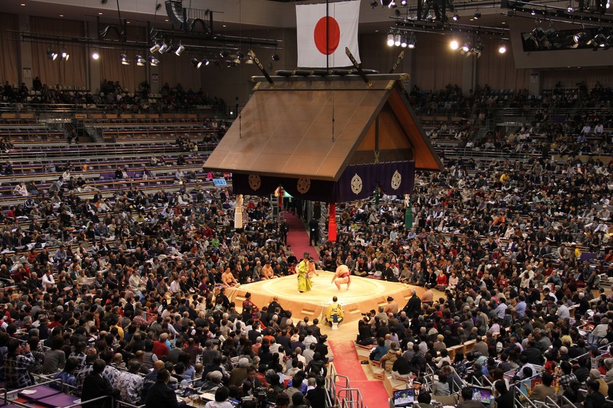 RECORD DATE NOT STATED A high angle shot sumo wrestlers compete in a championship in Fukuoka in front of an audience *** einer hohe Winkel erschossen sumo Wrestlerinnen konkurrieren