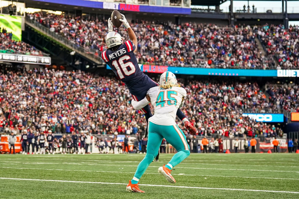 NFL, American Football Herren, USA Miami Dolphins at New England Patriots Jan 1, 2023 Foxborough, Massachusetts, USA New England Patriots wide receiver Jakobi Meyers 16 makes the touchdown against Mia ...
